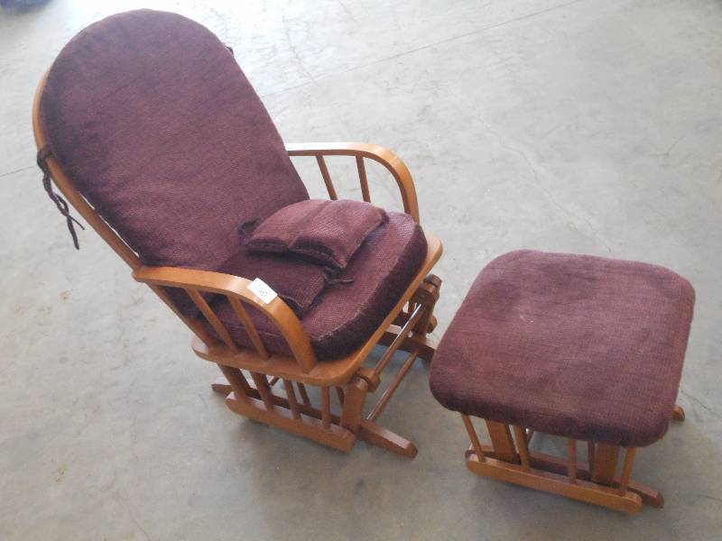 lot 100 image: Cushioned Wooden Rocker With Rockin...