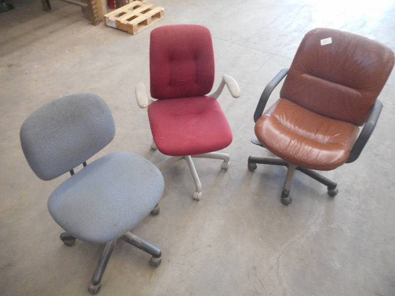 lot 101 image: Lot Of (3) Rolling Office Chairs ...