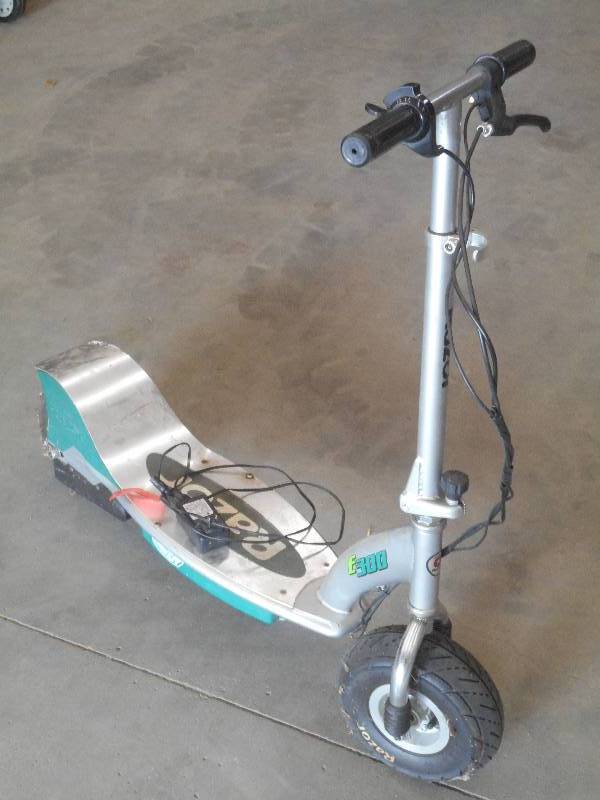 lot 121 image: Razor E300 Electric Scooter, Batter...