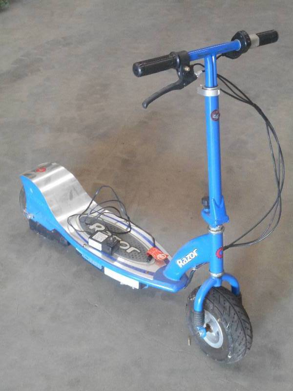 lot 122 image: Razor E300 Electric Scooter, Batter...