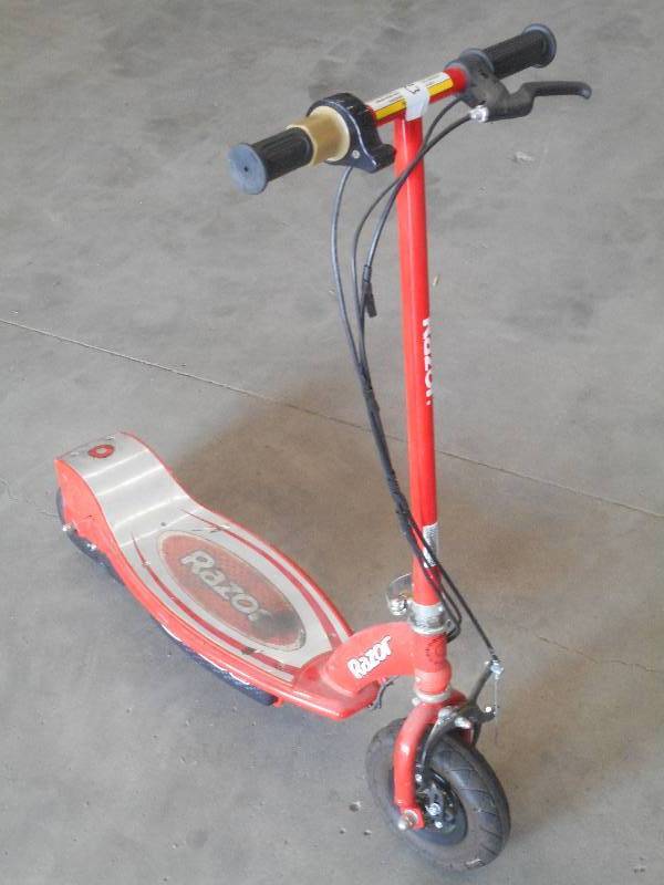 lot 123 image: Razor E175 Electric Scooter, No Bat...