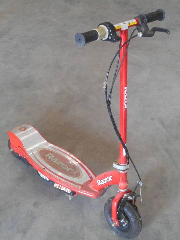 lot 124 image: Razor E175 Electric Scooter, No Bat...