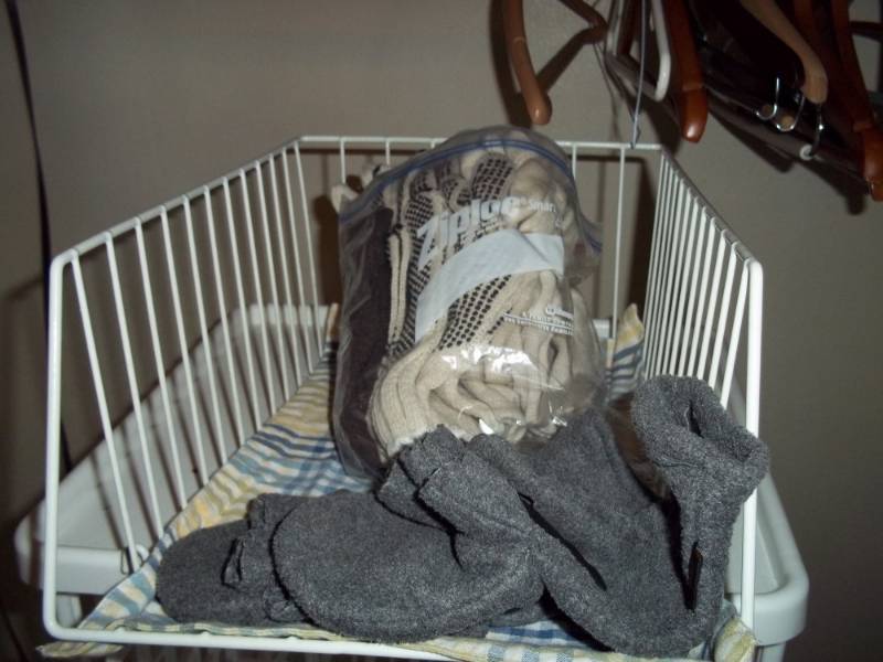 Package of Work Gloves with wire basket
