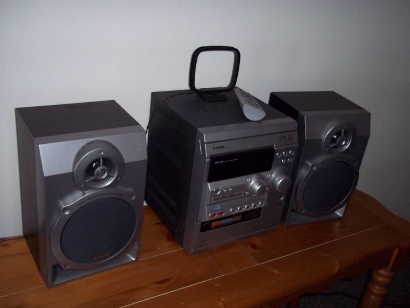 Stereo with speakers