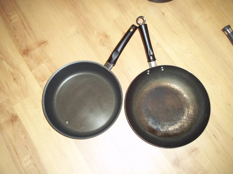2 fry pans
