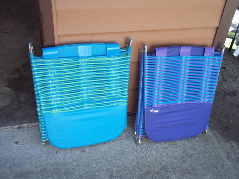 2 folding lawn chairs