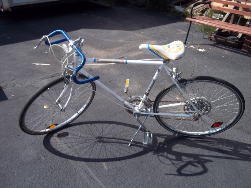 lot 4 image: Huffy 10 Speed Bike