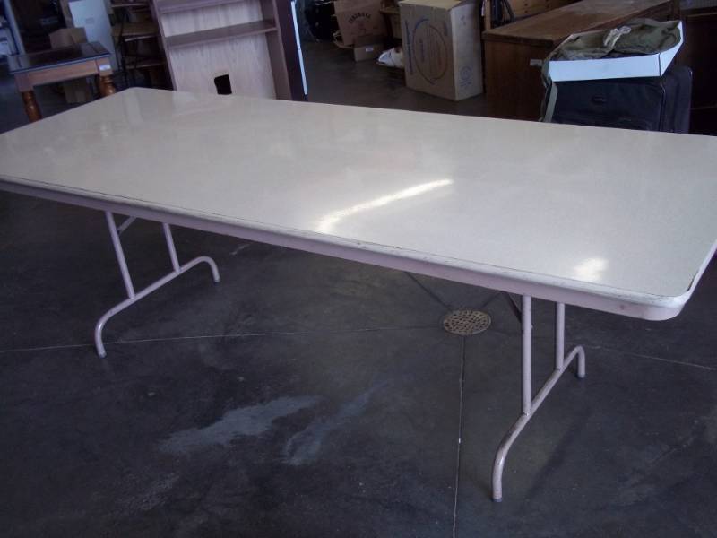 lot 6 image: 8 Banquet Table