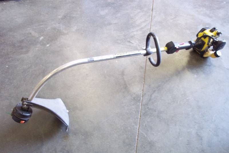 lot 7 image: John Deere String Trimmer