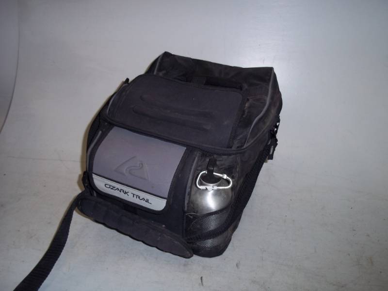 lot 23 image: Cooler with water bottle