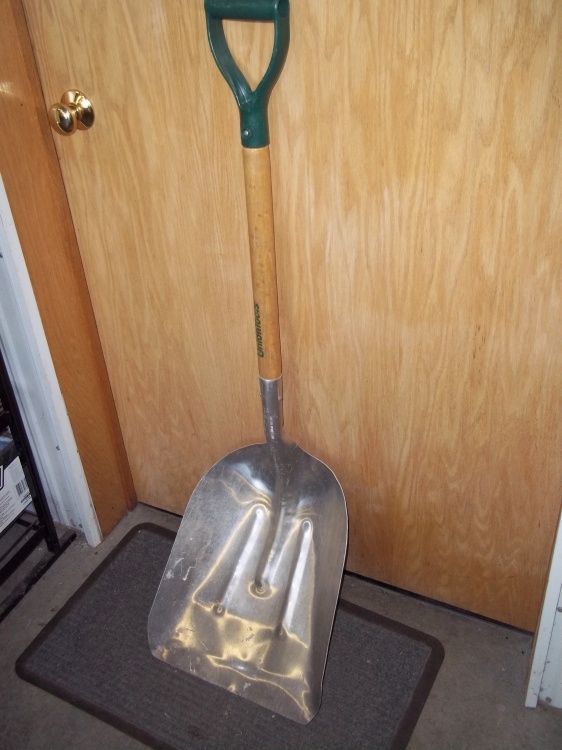 lot 40 image: Aluminum Scoop Shovel