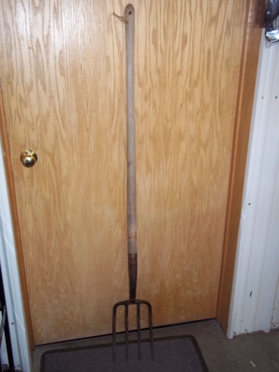 lot 44 image: Long Handled Potato Fork