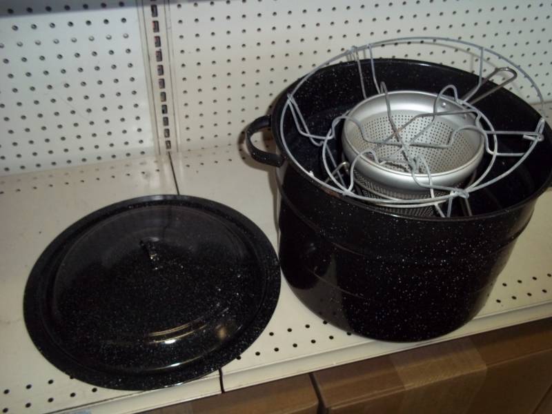 lot 52 image: Canner with Rack and Juicer