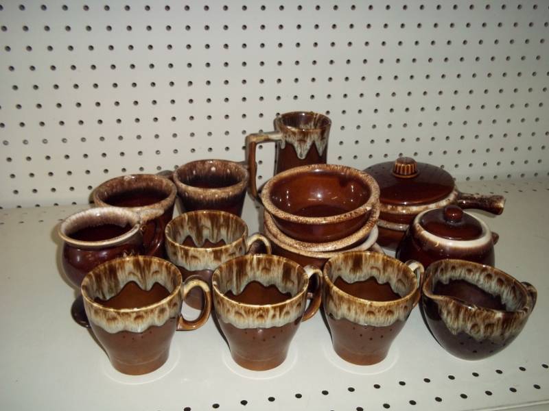 lot 66 image: Lot of Misc Brown Dishes