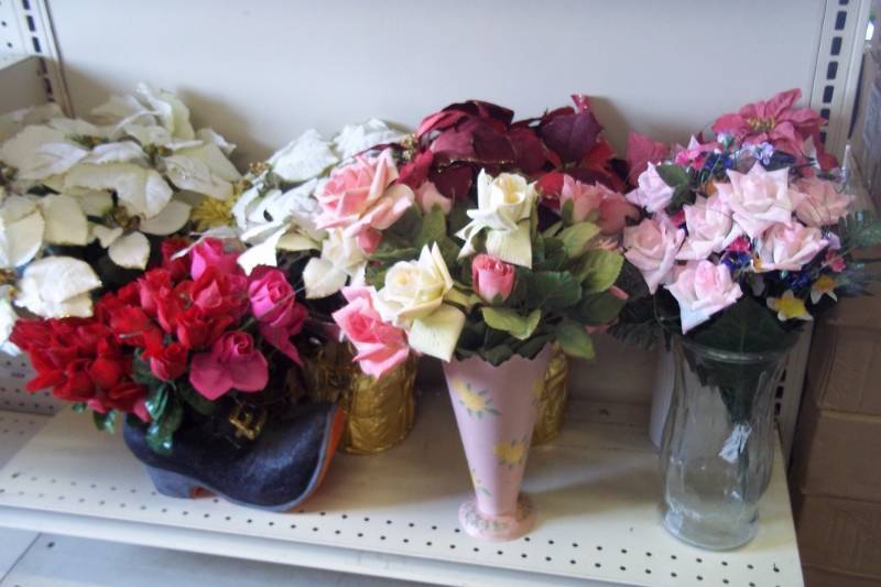 lot 82 image: Large Group of Artificial Flowers