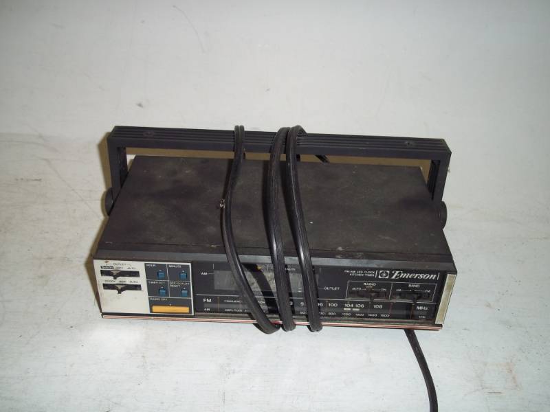 lot 95 image: AMFM Kitchen Radio Under Cabinet Mount
