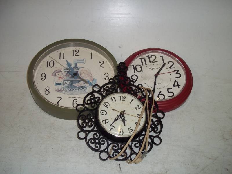 lot 97 image: Lot of 3 wall clocks