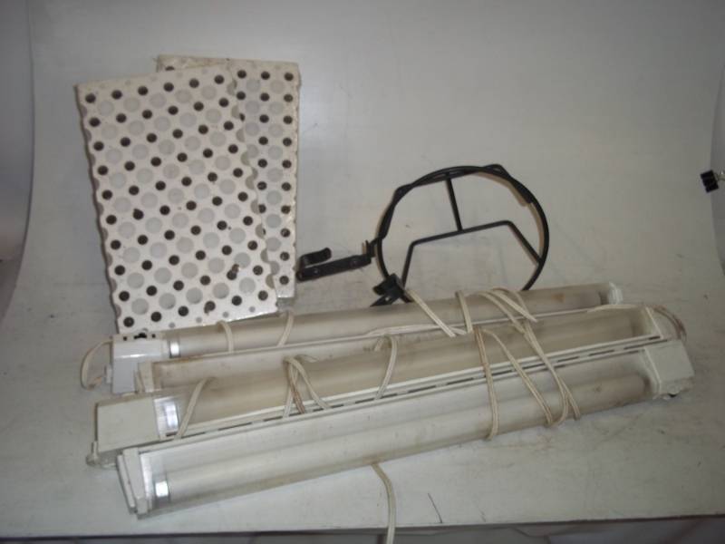 lot 107 image: Fluorescent Grow lights, 2 Starter Trays, Deck Railing hander basket