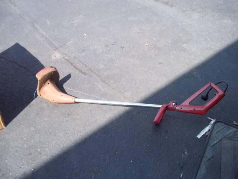 lot 121 image: Toro Electric Trimmer