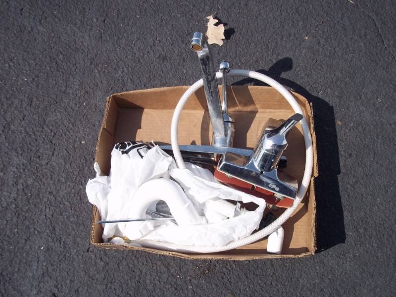 lot 124 image: Kitchen Faucet, Bathroom Faucet, Plumbing Parts