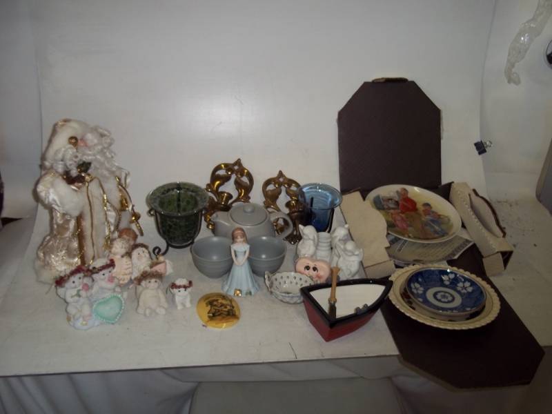 lot 130 image: Large Collection of Dcor