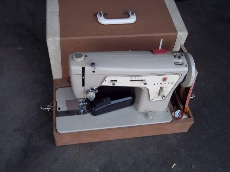 lot 137 image: Vintage Sewing Machine