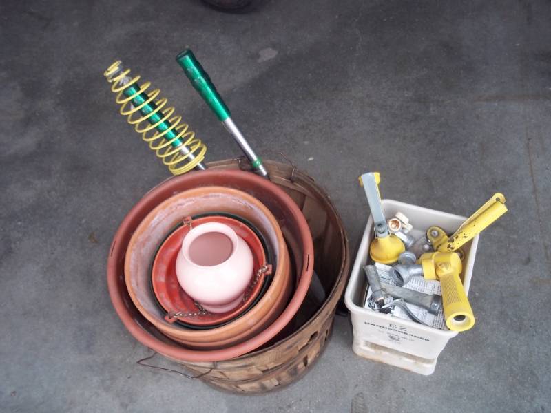 lot 138 image: Garden Supplies Set