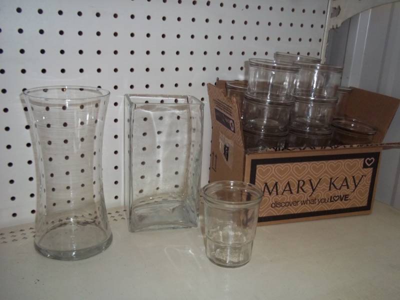 lot 159 image: Jelly Canning Jars and 2 Glass Vases