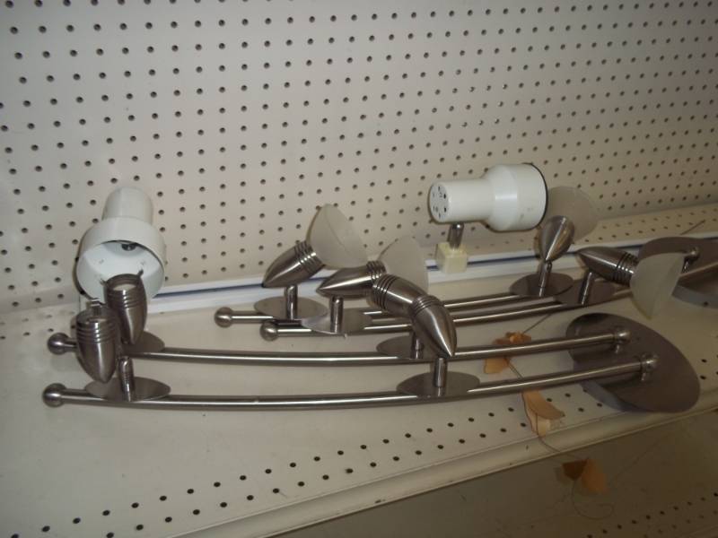 lot 178 image: Trac Light and 2 Wall Lights