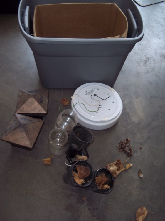 lot 190 image: Outdoor Lights with Tote no cover