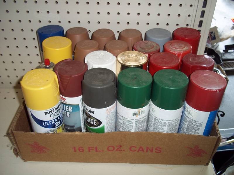 lot 200 image: Box of Misc Spray Paint