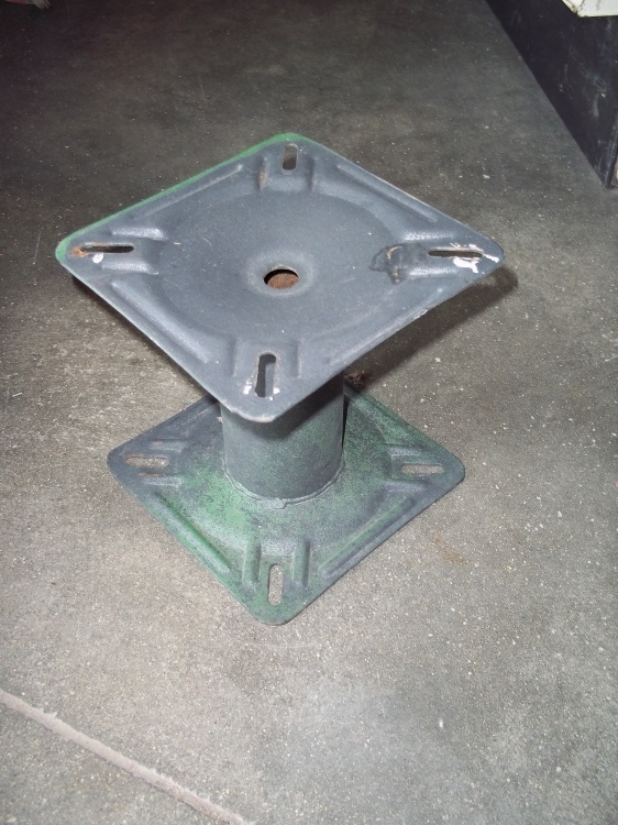 lot 218 image: Boat Pedestal Seat 7 rise