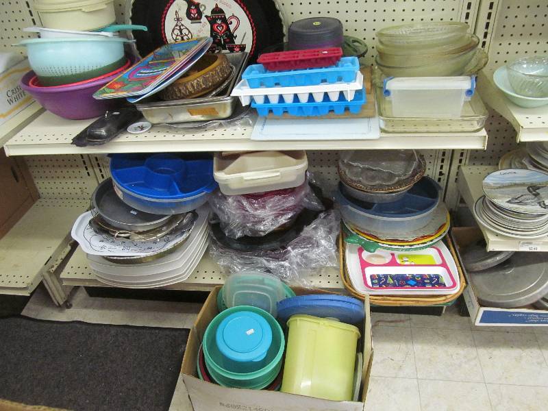 lot 12 image: Tupperware