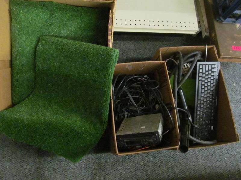 lot 26 image: KeyboardPioneer Car Stereo