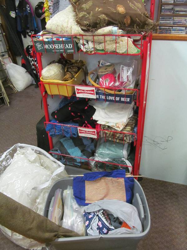 lot 49 image: MaterialComforter Set