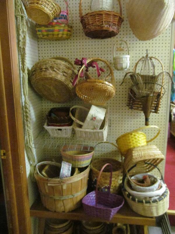 lot 52 image: WickerApple Baskets