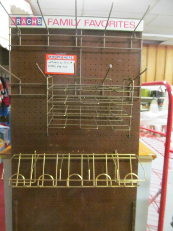 lot 54 image: Brachs StandDisplay Racks