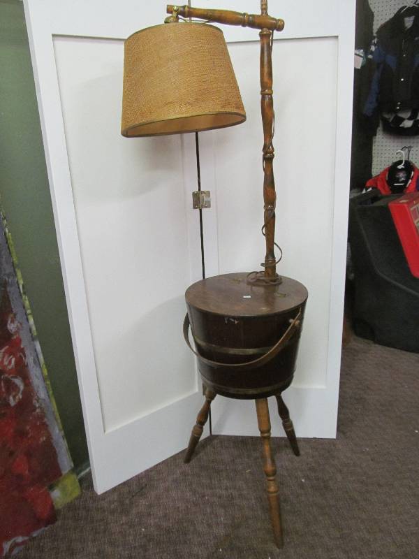 lot 62 image: Vintage Lamp