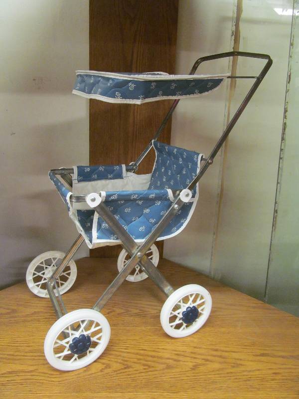 lot 71 image: Doll Stroller
