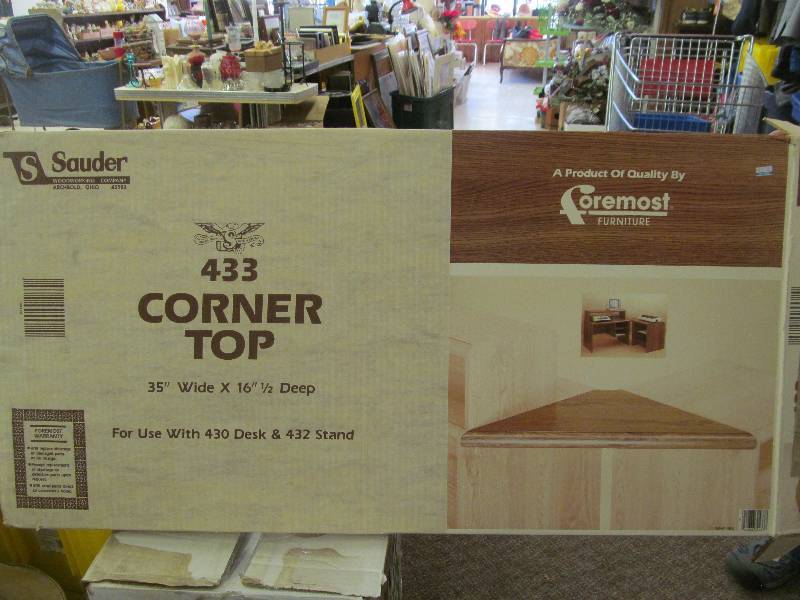 lot 79 image: Corner Top