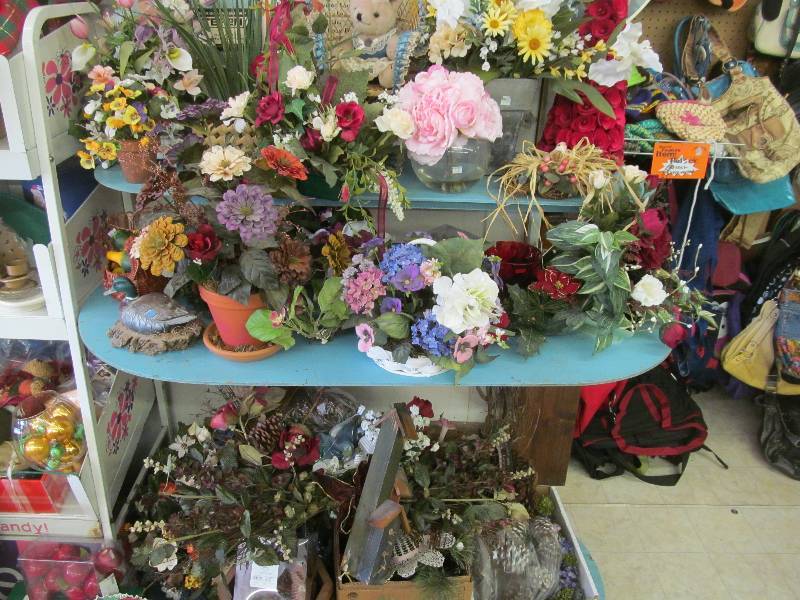 lot 86 image: Floral Dcor