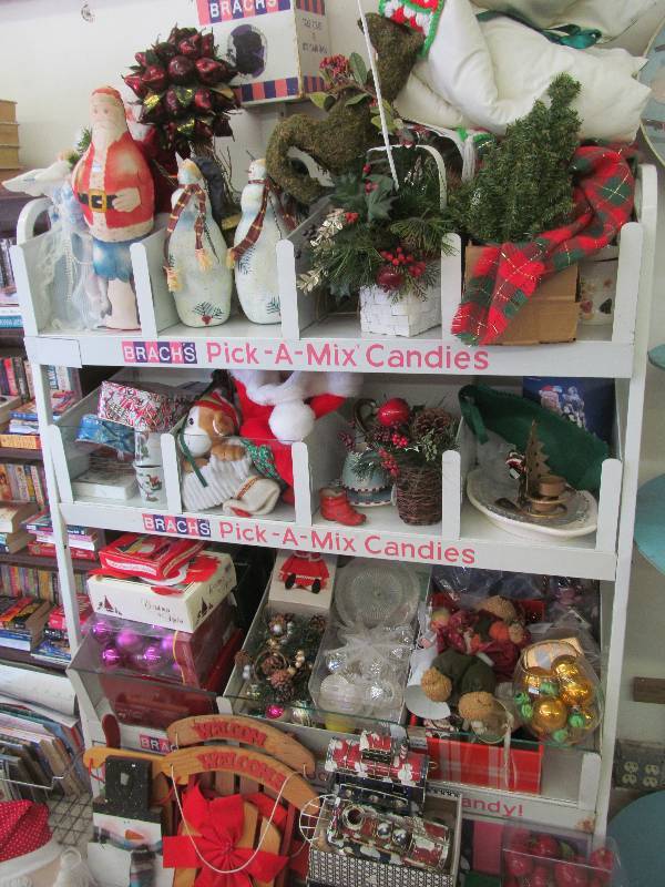 lot 88 image: Christmas Dcor