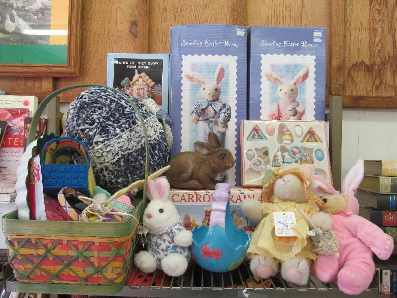lot 90 image: Easter Dcor
