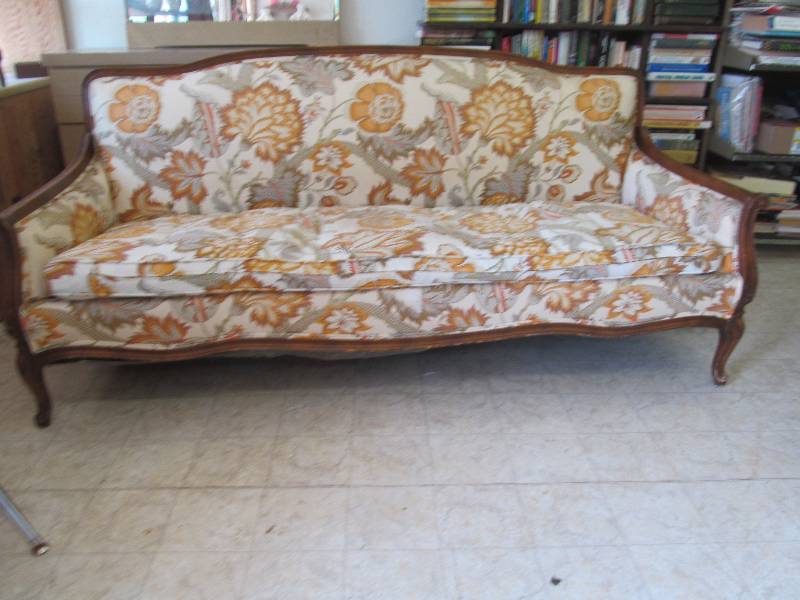 lot 100 image: Vintage Couch