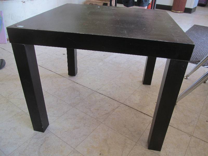 lot 122 image: End Table