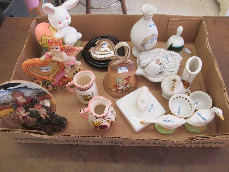 lot 123 image: Knick Knack Dcor