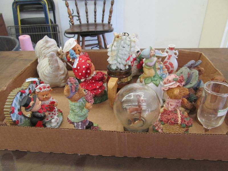 lot 128 image: Knick Knack Dcor