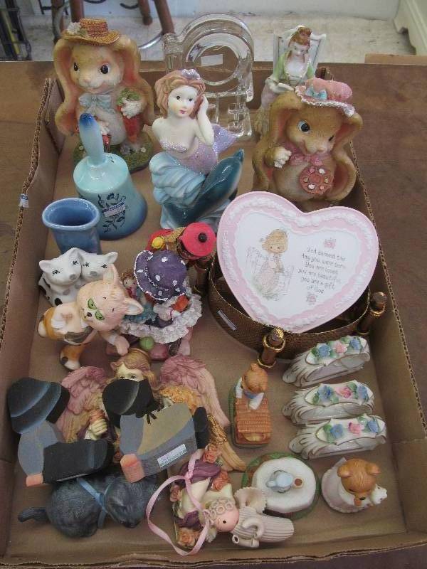 lot 129 image: Knick Knack Dcor