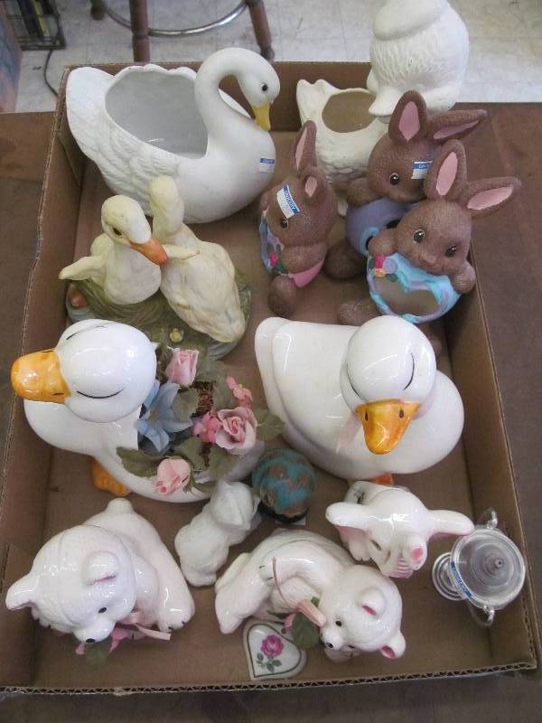 lot 131 image: Knick Knack Dcor