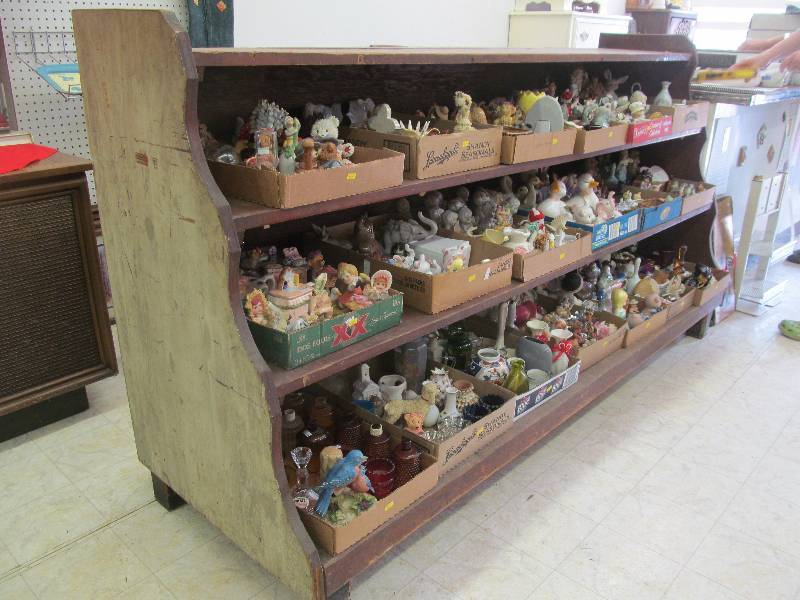 lot 144 image: Vintage Display Shelf